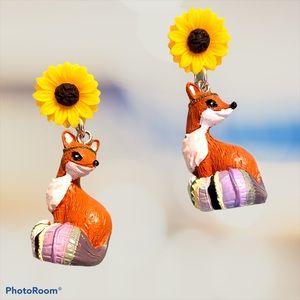 Funky Festival Fox dangle earrings with sunflowers